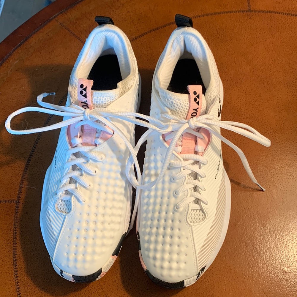Yonex size 10 tennis shoe pink, white black